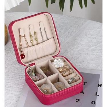 Imagem de Amarme - Porta Joias Portátil de Viagem com Zíper, Mini Estojo Organizador para Colar, Brincos, Anéis e Pulseiras, Interior em Veludo – Compacto 10×10×5cm – 6 Cores Disponíveis (Rosa)