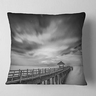Imagem de Designart ponte de madeira preta e branca e ponte de céu para sala de estar, sofá, almofada de alta qualidade + capa de almofada impressa em ambos os lados 40,64 x 40,64 cm
