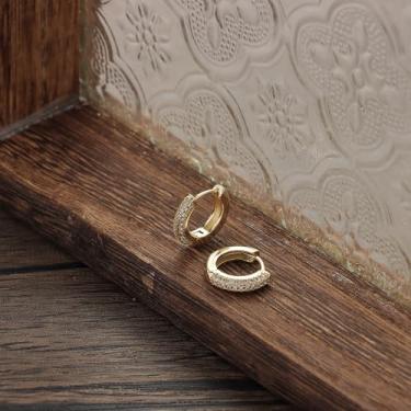 Imagem de Brincos de argola de ouro para mulheres modernos, banhados a ouro 14K, brincos de argola pequenos para mulheres, brincos de argola de zircônia cúbica para mulheres