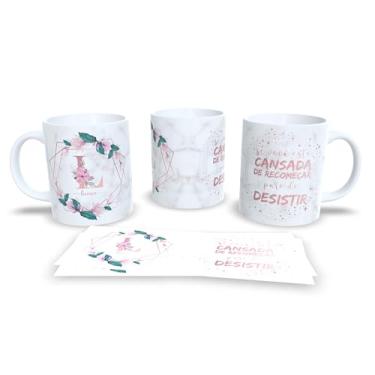 Imagem de Caneca Personalizada com Letra A, Design Floral Rosa, Branca com Frase Motivacional Amanda (M)