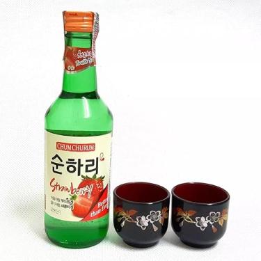 Imagem de 01 Bebida Alcoólica Soju Coreano com Sabor (Morango, Pêssego, Uva, Toranja, Yogurt, Ameixa, Blueberry) + 02 Copo Guinomi (Copo Flor de Sakura, Morango)