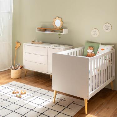 Imagem de Kit Quarto Infantil Theo com Pés Retrô Natural - Berço + Cômoda 3 Gavetas e 1 Porta - Branco Fosco