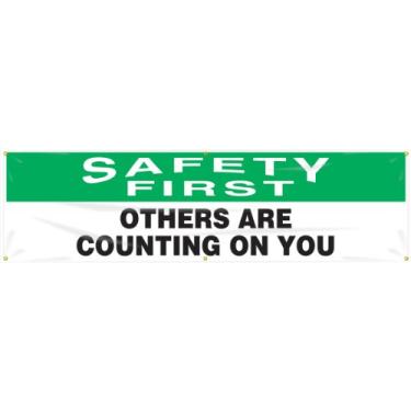 Imagem de Accuform MBR864 Faixa de segurança motivacional, legenda "Safety First Others are Counting ON You", 71 cm de comprimento x 2,4 m de largura, vinil reforçado com ilhós de metal