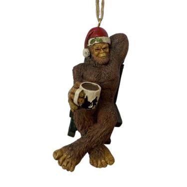 Imagem de Enfeite de árvore de Natal Bella Haus Shoppe Bigfoot | Sasquatch relaxante em cadeira de balanço com caneca de café | Estatueta de resina engraçada para decoração de férias | Presente de Papai Noel
