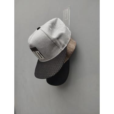 Imagem de Suporte de Parede em Acrílico Transparente para Boné, Fixação com Fita Dupla Face, Design Moderno para Exposição e Organização