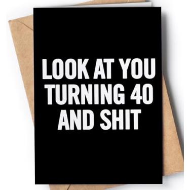 Imagem de Cartão engraçado de aniversário de 40 anos para homens ou mulheres com envelope | Cartão de piada para alguém com 40 anos de idade | Ideia original e única de presente para familiares, amigos ou colega de trabalho.