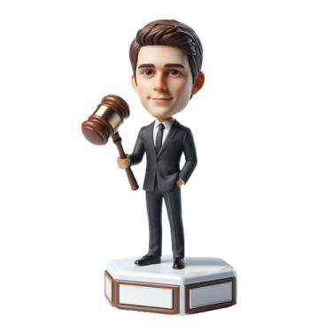 Imagem de Juiz de argila personalizado que balança a cabeça com martelo da sua foto para profissionais jurídicos que apoiam a justiça representando a dignidade profissional da autoridade judicial, ideal para