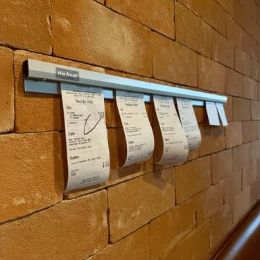 Imagem de Porta Comanda em PVC, Cor Alumínio, Diversos Tamanhos, Sistema de Travamento com Esferas, Leve e Resistente, para Restaurantes, Bares, Lanchonetes (100cm)