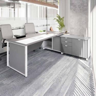Imagem de Mesa de Escritório Diretor em L 180cm com Armário Lateral e Caixa de Tomadas Corporate Cinza Sagrado / Branco
