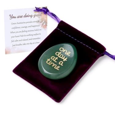 Imagem de ZHIYUXI One Day at A Time pedra verde aventurina preocupação polegar para ansiedade pensando em você presentes para mulheres pedras de preocupação inspiradoras para alívio do estresse You Got This