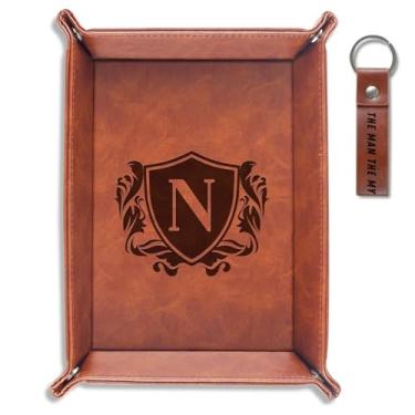 Imagem de INNObeta Bandeja de manobrista com inicial, organizador de mesa, bandeja de cabeceira de couro PU, porta-moedas, presentes personalizados para homens, aniversário, Natal, letra N