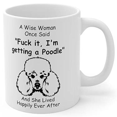 Imagem de Presente engraçado padrão Poodle Dog Mom para mulheres amantes de filhotes Dia das Mães 2025 A Wise Woman Once Said Caneca de café com citações divertidas copo de cerâmica branco 325 ml