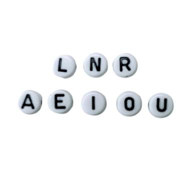 Imagem de Kit Miçangas 500 Letras vogais separadas + 75 letras L N R Bijuteria Missanga Artesanato (Branco e Preto)