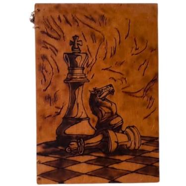 Imagem de Cartão com mensagem em madeira; feito à mão com pirografia criativa no padrão 13x19cm; designe clássico abre e fecha com detalhes exclusivos; única peça no tema "Xeque-Mate".