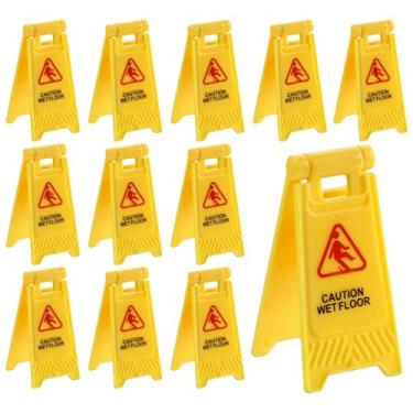Imagem de LXUEJIE 12 peças de placa de aviso para chão molhado, mini placa de aviso amarela, mini sinais de trânsito, brinquedo educativo de segurança para bonecas, acessórios DIY e ornamentos de cena (piso