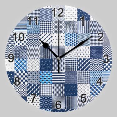 Imagem de CHIFIGNO Relógio redondo acolchoado azul branco patchwork 25,4 cm, relógio redondo com bateria relógio de parede silencioso para casa, escola, escritório