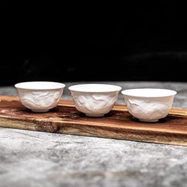 Imagem de HonHeam Xícaras de chá artesanais de cerâmica mini Kungfu, xícaras de chá de porcelana branca estilo dragão em relevo chinês, conjunto de 6 xícaras de chá