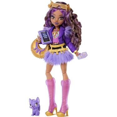 Imagem de Monster High Boneca, Lobo Clawdeen em jaqueta de moto roxa e saia peluda com filhote de lobo de estimação crescente e 7 acessórios como livro, croissant e bolsa, JHK30