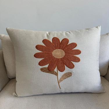 Imagem de Almofada Bordada Margarida com Enchimento Cru