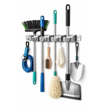 Imagem de Suporte de Parede para Vassouras e Ferramentas em Inox 304 – 3 Presilhas Antiderrapantes + 4 Ganchos – Fixação Adesiva ou Parafuso – Organizador para Garagem, Lavanderia e Área de Serviço