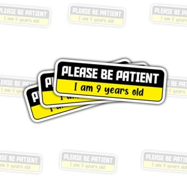 Imagem de Adesivo engraçado com 3 peças, Please Be Patient I Am 9 Years Old para carro, para-choque, janela, capacete, laptop, treinamento, humor, assinatura, vinil, adesivos cortados à prova d'água 7,6 cm