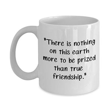 Imagem de Caneca com citação de Thomas Aquinas - "There is nothing on this earth more to be premized than true friendship." - Caneca de café divertida - Ideia de