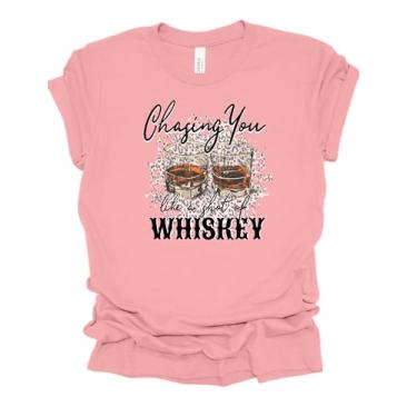 Imagem de Camiseta feminina fofa de manga curta com óculos de uísque Chasing You Like A Shot of Whiskey, rosa, M