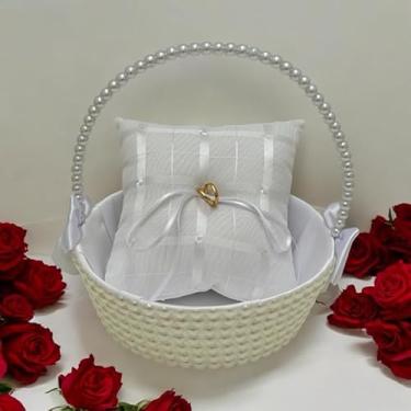 Imagem de Cesta de Flores para Casamento com Almofada Porta-Alianças - Conjunto Completo em Branco e Pérola para Cerimônias Românticas