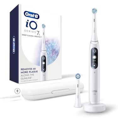 Imagem de Oral-B Escova de dentes elétrica recarregável iO Deep Clean + Protect, branca com uma escova de dentes iO Series 7, 2 cabeças de escova de substituição e um estojo de viagem de carregamento
