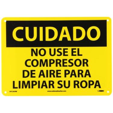 Imagem de NMC Placa SPC205RB OSHA, legenda "CUIDADO - NO USE EL COMPRESOR DE AIRE PARA LIMPIAR SU ROPA", 35,5 cm de comprimento x 25,4 cm de altura, plástico rígido, preto sobre amarelo