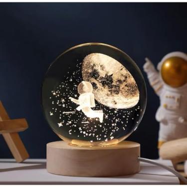 Imagem de Luminária de Mesa LED Bola de Cristal 3D Luminária de Lua - Astronauta, Saturno, Space -Bola LED Decorativa, para Quarto. Ideal como Luminária de Mesa Infantil ou Presente (Astronauta no Espaço)