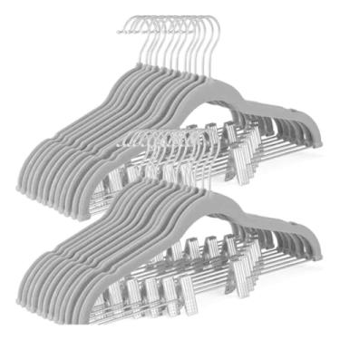 Imagem de Kit 30 Cabide de Veludo Slim com Presilha de Metal – Preto, Cinza ou Bege | Antiaderente, Reforçado e Elegante