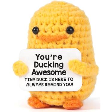 Imagem de Pato positivo de crochê feito à mão - presente engraçado de agradecimento para amigos, estudantes, colegas de trabalho no Natal, graduação, aniversário - presente de incentivo para decoração de mesa
