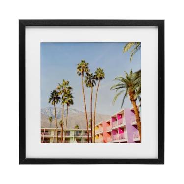 Imagem de Stupell Industries Impressão emoldurada com palmeiras sobre resort branco sob vidro, design por LISH Creative, 40,6 x 40,6 cm