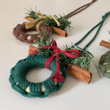 Imagem de Enfeite de Natal de macramê tecido à mão – decoração de férias verde boho com desenhos de bengala doce, rena e floco de neve (verde militar)
