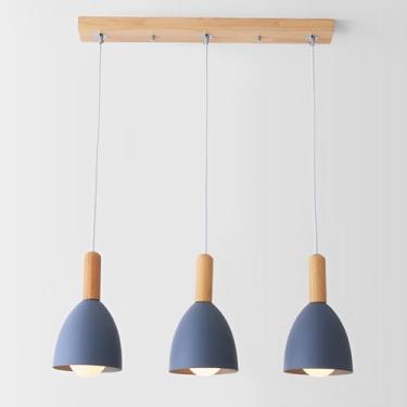 Imagem de Lustre pendente simples de madeira com cúpula de metal, estilo moderno, com três lâmpadas E26, ideal para iluminação de sala de jantar, quarto, cozinha e ilha.