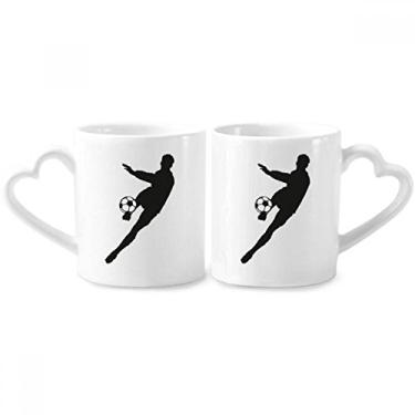 Imagem de Conjunto de canecas de porcelana para casal com contorno de futebol esportivo e coração