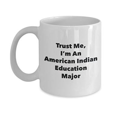 Imagem de Trust Me, I'm An American Indian Education Major Caneca - Caneca de café divertida - Lindas ideias de presentes de formatura para amigos e colegas de classe