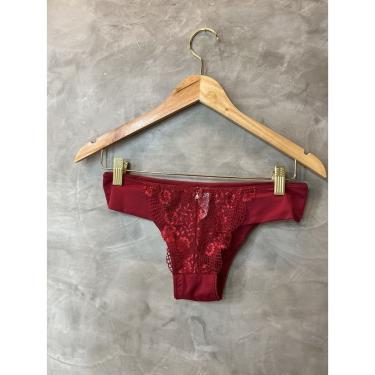 Imagem de Calcinha Tanga em renda Vermelha, sensual e confortáve e delicada trazendo um romantismo para peça
