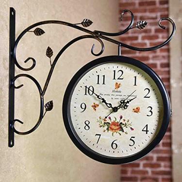 Imagem de AKALNNB Relógio de parede retrô frente e verso, estação de relógio de parede dupla face, mostrador retrô com pêndulo de fixação de haste para jardim doméstico interno e externo