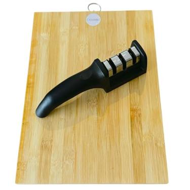 Imagem de Kit 01 Tábua de Corte Petisqueira em Bambu Premium 34 x 24 cm CASAMILU + 01 Amolador de Facas e Tesouras | Resistente, Durável e Ecológica para Preparo e Apresentação de Queijos, Frios, Petiscos