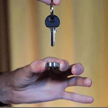 Imagem de SUMAG Flite Magic Tricks Borrowed Ring to Keychain Appear Vanish Magic Magician Close up Street Illusions Gimmicks Mentalism Props