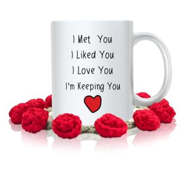 Imagem de MAUAG Caneca de café Dia dos Namorados I Met You I Liked You I Loved You I'm Keeping You com porta-copos rosa de crochê feito à mão, Natal para namorado, namorada, marido, esposa, presentes para copa