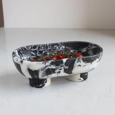 Imagem de Tigela de frutas em mármore preto oval natural Calacatta para balcão de cozinha 25,4 cm, tigela decorativa grande com duas pernas para decoração de casa, suporte de frutas para mesa de jantar