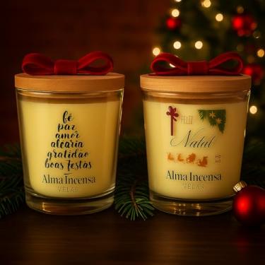 Imagem de Vela Natalina Alma Incensa Vanila & Morango em Vidro com Tampa de Bambu – Kit com 2 Modelos, Frases Inspiradoras e Aroma Aconchegante para Natal e Fim de Ano (DESENHO)