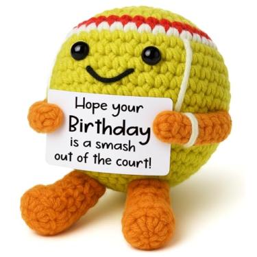 Imagem de YUEYUQIU Presentes de feliz aniversário para ele, decoração de bola de tênis de crochê feito à mão, presentes engraçados de aniversário para homens e mulheres, presente fofo para fãs de esportes