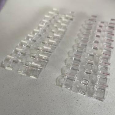 Imagem de Kit com 20 Unidades De Organizadores de Fios, Cabos e Carregadores Eletrônicos – Clipes Autoadesivos Transparente Passa Fio Autocolante Fixador Ideal para Escritório Mesa Casa (Transparente)