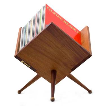 Imagem de MARIMULATA Armazenamento de discos de vinil – Suporte de disco de madeira de acácia com 3 pernas – Suporte de vinil minimalista para até 50 álbuns – Rack de armazenamento LP fácil de montar