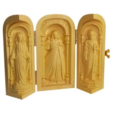 Imagem de MotiveTech Caixa tríptica sacra católica de madeira com três painéis dobráveis, amarela, artesanal e portátil, com figuras da Sagrada Família.