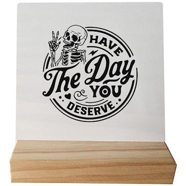Imagem de Have the Day You Deserve Sinal de paz engraçado esqueleto mesa pequena placa de madeira com suporte de madeira, decoração inspiradora para escritório em casa, presentes motivacionais para mulheres